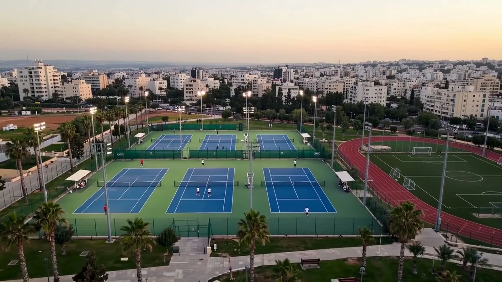 פארק עירוני ומגרשי ספורט בשעת ערב